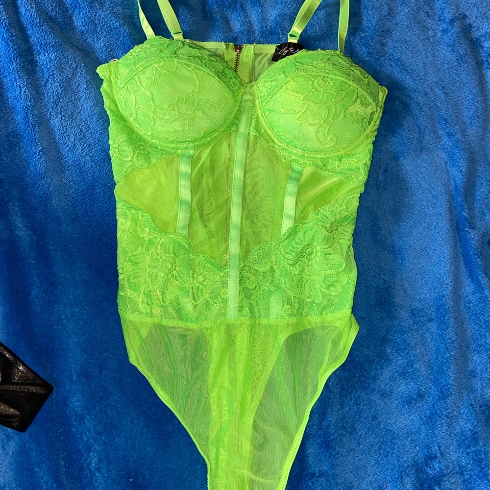 Neon bodysuit lace , worn one time padded bra and adjustable straps ❤️